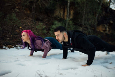 Dos atletas de Picsil haciendo flexiones en la nieve