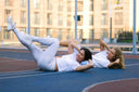 Dos chicas haciendo v-ups o abdominales en V
