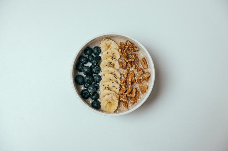Un bol de frutos secos con yogurt