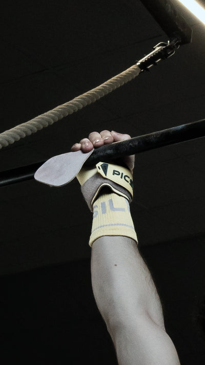 Mano con callera sin magnesio en una barra de Crossfit