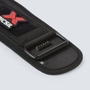 Detalle de la hebilla metálica del cinturón lumbar color negro.