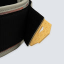 Detalle  del cierre de velcro y la hebilla amarilla con textura antideslizante del cinturón lumbar LockPro en color verde