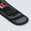 Detalle de la hebilla metálica del cinturón lumbar color azul.