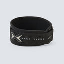 Vista lateral del cinturón lumbar color negro, cerrado.