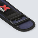 Detalle de la hebilla metálica del cinturón lumbar color azul marino.